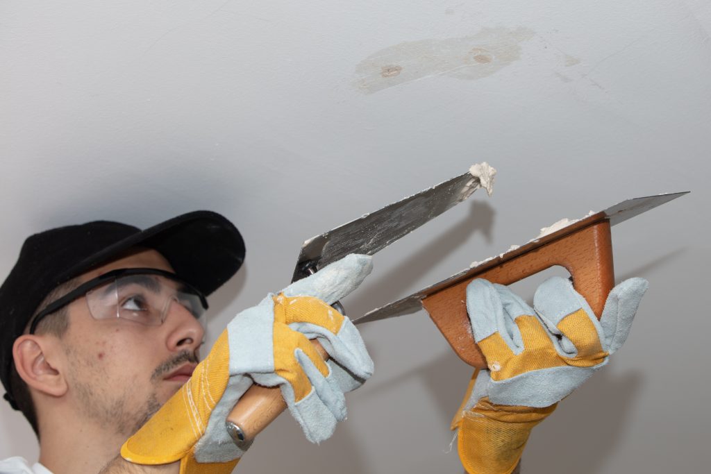Professional mold removal from walls and ceilings in UAE homes